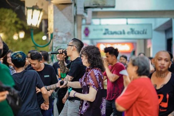 Comment organiser une soirée karaoké inoubliable sur des thèmes de chansons des années 90 ?