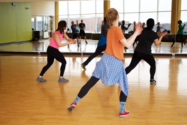 Comment les écoles peuvent-elles promouvoir l'activité physique à travers des cours de danse diversifiés ?